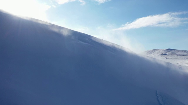 雪吹在山顶上视频素材