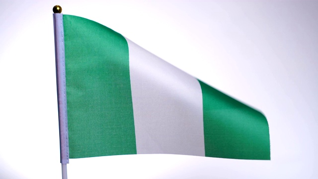 尼日利亚国旗在旗杆上飘扬，在风中飘扬。视频下载