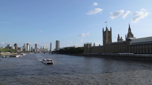 渡船经过伦敦议会大厦前视频素材