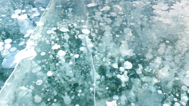 湖面上结冰的泡泡视频素材
