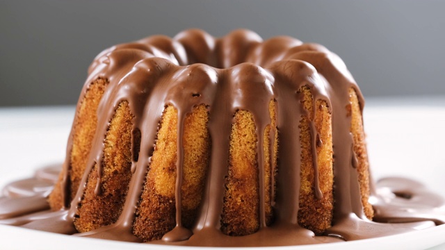 大理石蛋糕配巧克力牛轧糖糖霜视频素材