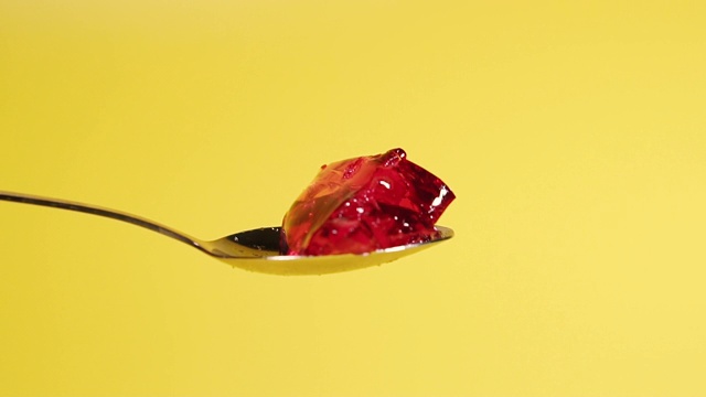 甜点。一勺樱桃果冻。视频素材