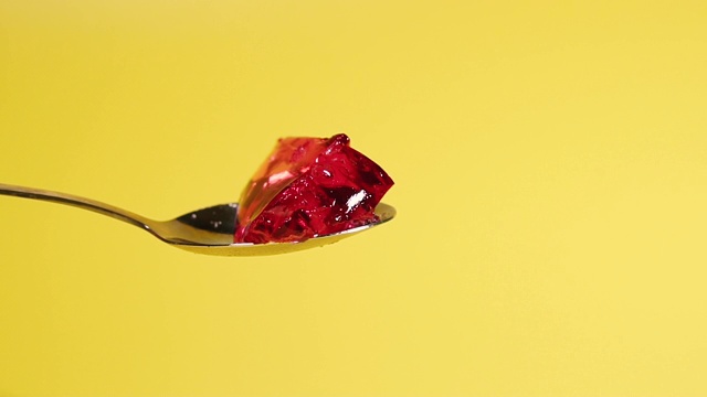 甜点。一勺樱桃果冻。视频素材