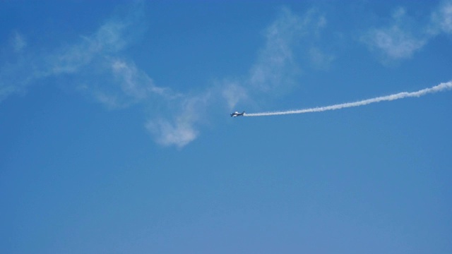 两架飞机在蓝天下飞行。4 k视频素材