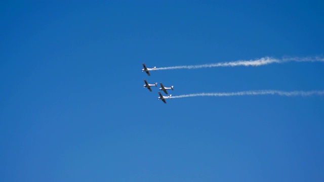 四架飞机在蓝天下飞行。4 k视频素材