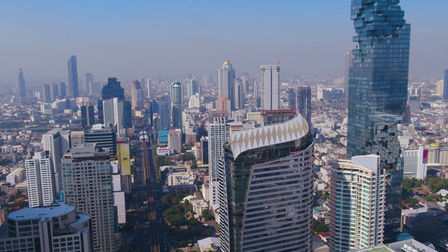 泰国曼谷萨松的无人机视点商业中心。一天的时间视频素材