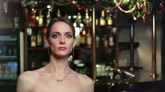 性感的时尚女孩赤裸的肩膀去豪华酒吧内部。由RED Raven 4k电影摄像机拍摄视频素材