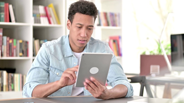 年轻的非裔美国人对平板电脑的失败感到失望视频素材