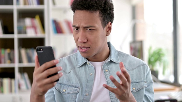 年轻的非裔美国人因失去智能手机而失望视频素材