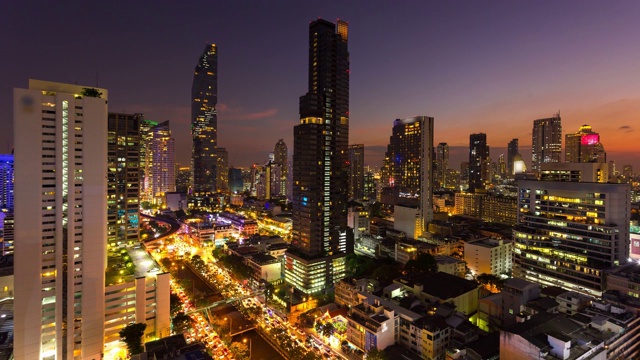 时间流逝与鸟瞰图与天际线在日落时间在商业，市中心，曼谷与泰国亚洲地区的交通视频素材