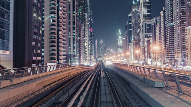 T/L POV地铁驾驶通过市中心在晚上/迪拜，阿联酋视频素材