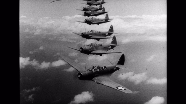 1940年美国军用飞机编队飞越海洋的鸟瞰图视频下载