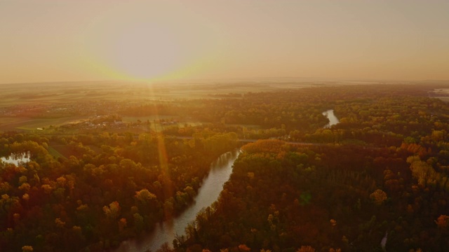 日出时，无人机从河上升起视频下载