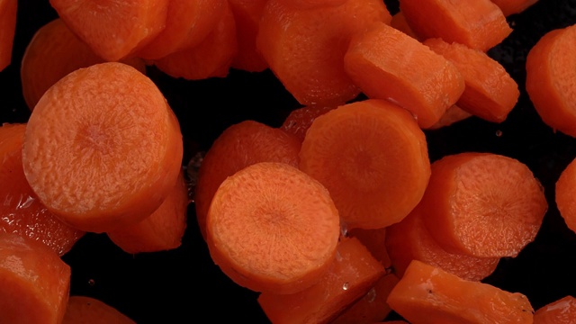 胡萝卜片在空中视频素材