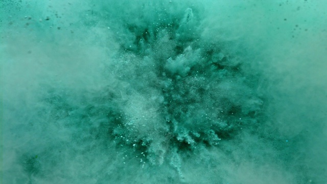 在近距离超慢镜头中，翠绿色的粉末向镜头爆炸，白色的背景视频素材
