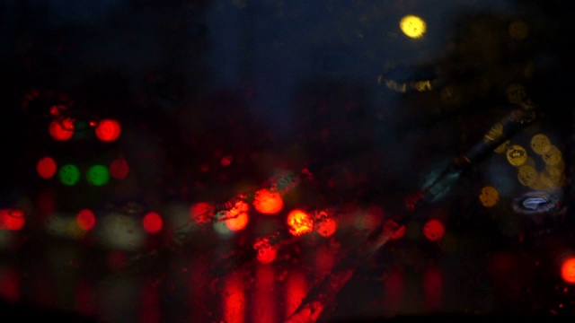 大雨中的汽车视频素材