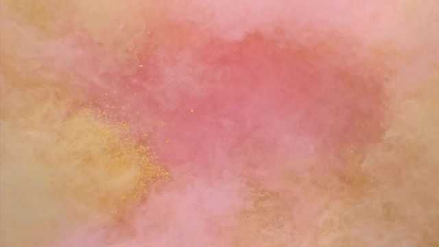 一个充满粉色粉末的表面被米黄色的灰尘包围着，在近距离和超慢的动作中形成烟熏的纹理视频素材