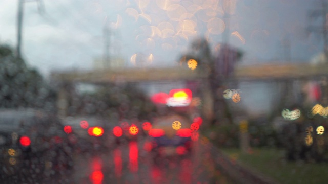 大雨中的汽车视频素材