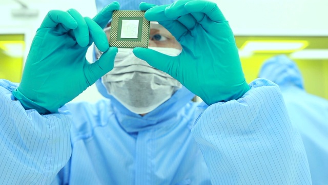 现代科学家制造计算机芯片视频素材