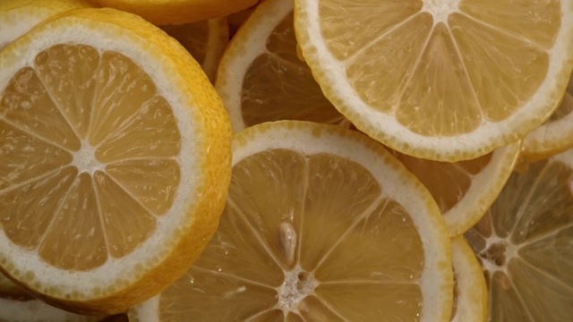 切片的柠檬在空气中视频素材