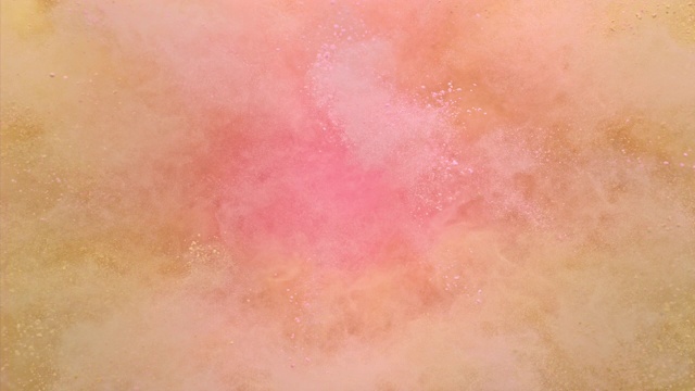 一个充满粉色粉末的表面被米黄色的灰尘包围着，在近距离和超慢的动作中形成烟熏的纹理视频素材