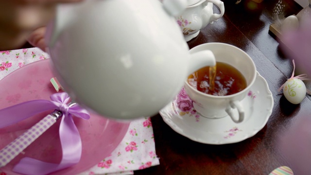 复活节喝一杯果茶视频素材