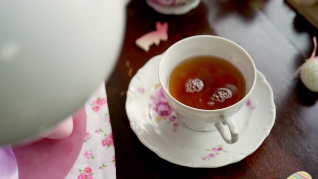 复活节喝一杯果茶视频素材