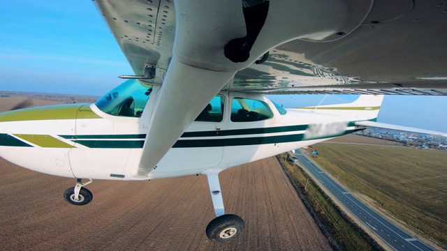 来着陆的一架小飞机的侧视图视频下载