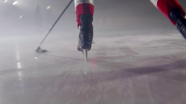 球员用棒子带领冰球进攻冰场的大门视频下载