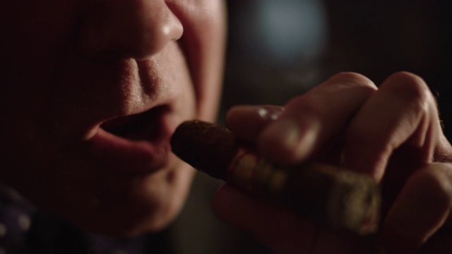 一个男人抽雪茄喝威士忌的特写镜头视频下载
