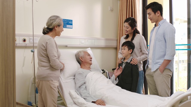 一家亚洲人去医院看望爷爷视频素材