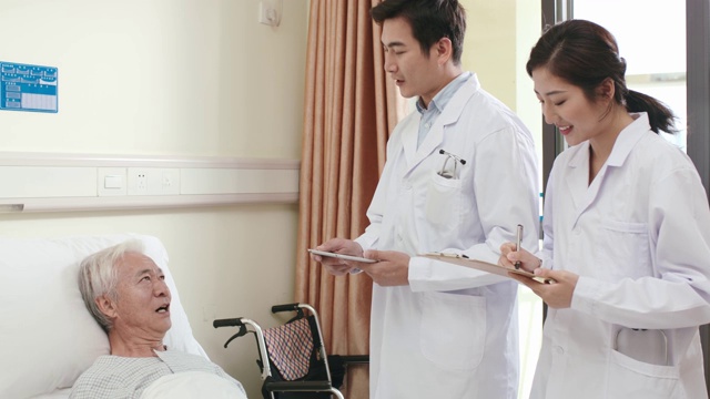 在医院病房里，亚洲医生正在和一位老病人谈话视频下载