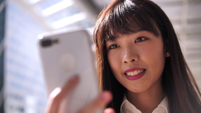 亚洲妇女上网与智能手机视频素材