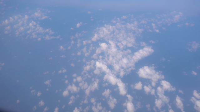 飞机飞行。一架飞机的机翼在日落天空的云层上飞行。从飞机的窗口观看。飞机。乘飞机旅行。4 k UHD视频视频素材