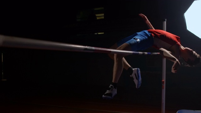 专业运动员在跳高时跳过横杆。视频素材