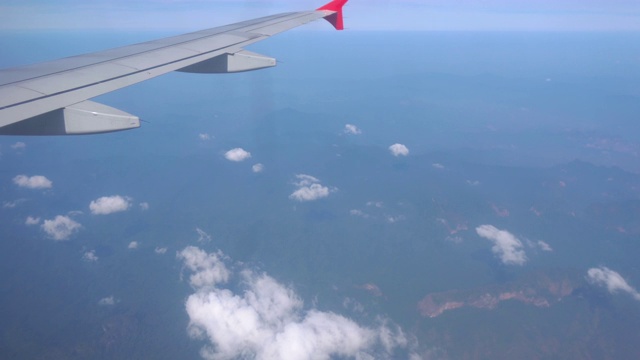 飞机飞行。一架飞机的机翼在日落天空的云层上飞行。从飞机的窗口观看。飞机,飞机。乘飞机旅行。4 k UHD视频视频素材