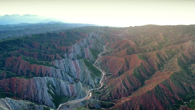 中国新疆天山丹霞地貌鸟瞰图。视频下载