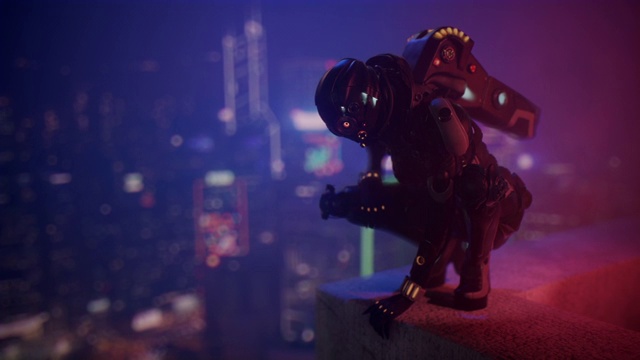 科幻小说中的机器人女性蹲在屋顶边缘。视频素材