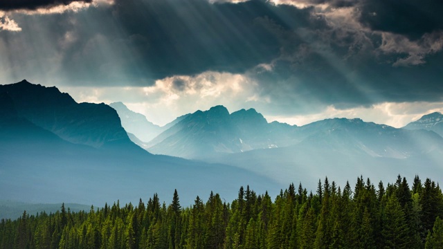 戏剧性的山地景观与阳光在加拿大-时间流逝视频素材