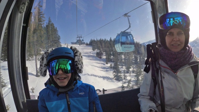 一家人享受缆车滑雪之旅。视频素材