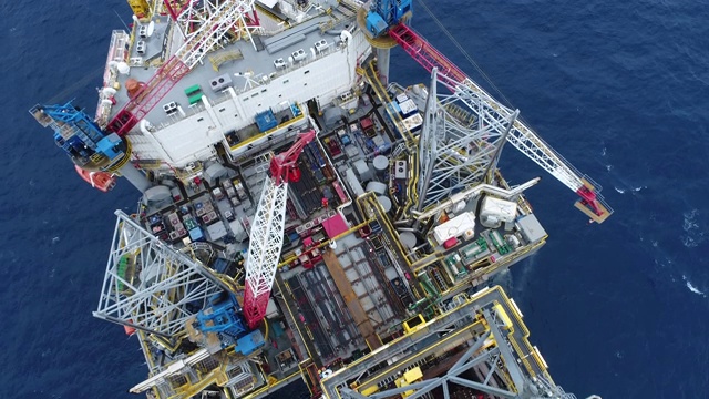航拍近海石油平台工作接近白天股票视频视频下载