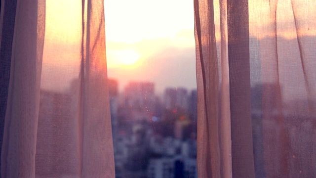 清晨的阳光洒在窗帘上视频素材