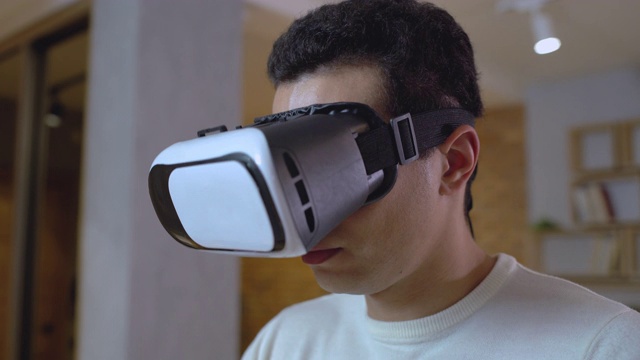 好奇的年轻人享受虚拟现实体验在虚拟现实头盔和微笑视频素材