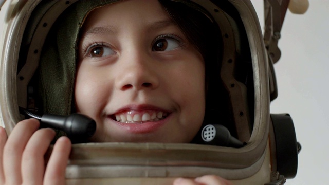 微笑的宇航员小孩脸视频素材