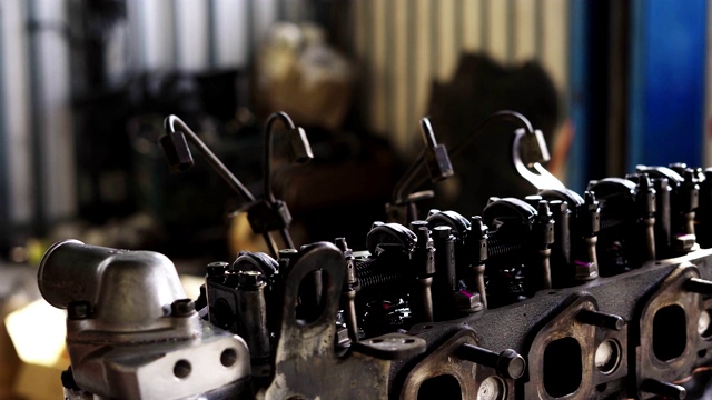 机械师在机械修理厂修理汽车发动机。视频素材