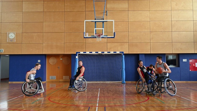 男性轮椅篮球运动员防守和投篮视频下载