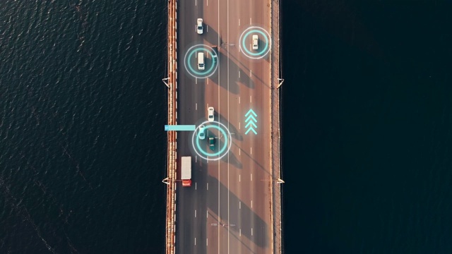 自动驾驶汽车概念。汽车在河上城市桥梁上移动的鸟瞰图，用传感器扫描道路并控制交通中的车辆。未来交通的概念视频素材
