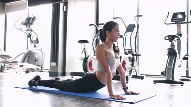 亚洲女性在健身房锻炼视频素材