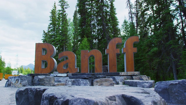 加拿大阿尔伯塔省，森林旁边的班夫镇标志视频下载