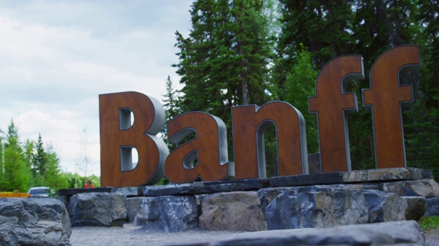 加拿大阿尔伯塔省，森林旁边的班夫镇标志视频下载